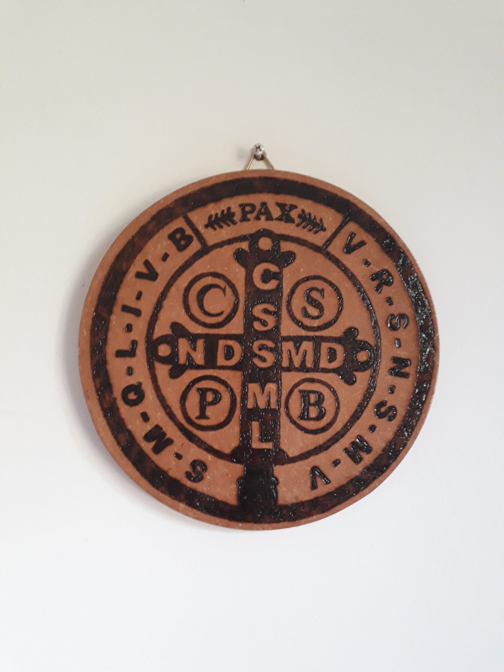 Medalha de São Bento verso pirógrafo