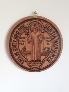 Medalha de São Bento frente pirógrafo