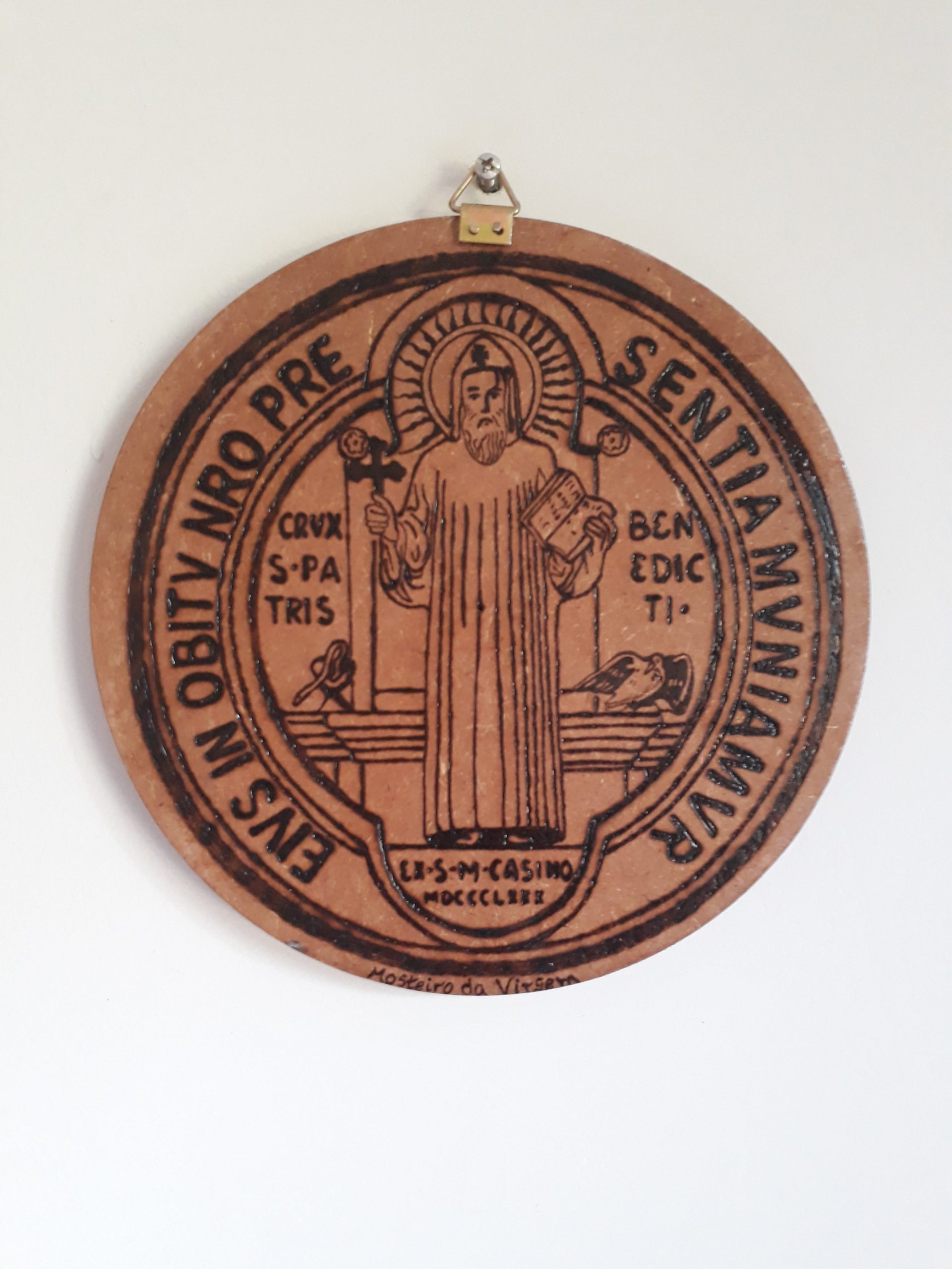 Medalha de São Bento frente pirógrafo